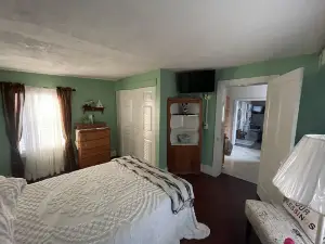 Single bedroom upstairs apartment close to Hillsdale College