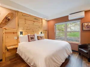Solitude Moose Room 102 - Estes Park 1 Bedroom Studio by RedAwning
