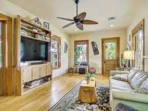 Eclectic Mandeville Home: Walk to Lakefront Park