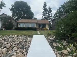 Charming 3-bedroom lake front house with WiFi, AC on marvelous West Battle Lake