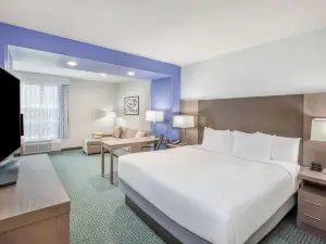 La Quinta Inn & Suites by Wyndham Dallas Duncanville