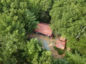Hot Tub, Deck, Screened Porch, Fire Pit, & WiFi