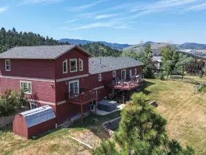 9 Mi to Helena: Mtn-View & Hot Tub at Huge Home