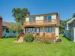 Anchor Bay Getaway on Lake St Clair with Dock!