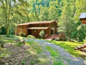 Dunn's Creek Hideaway 3 Bedroom Cabin by RedAwning