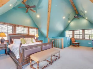 On-site Hiking: Expansive Retreat in Kingsport!