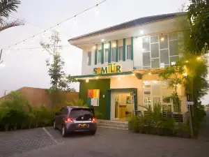 RedDoorz Plus Syariah Near Alun Alun Sampang