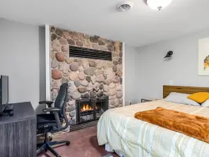 Cozy Lakefront Cabin • Fireplace • Views • Close to Skiing