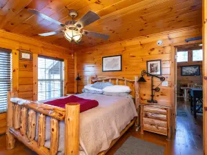 Serene Mountain Haven - Hot Tub, WiFi - Family Cabin