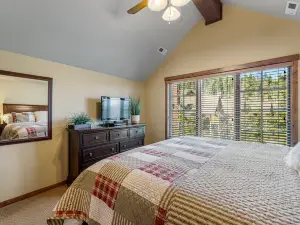 Ski-In/Ski-Out and Hot Tub Experience - Charming Cozy Retreat