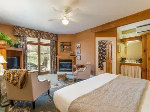 Highland Lake Inn & Resort - Flat Rock