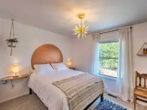 Chic Show Low Escape w/ Fire Pit < 1 Mi to Hiking!