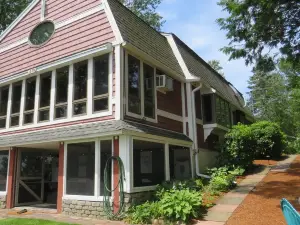 Charming and Spacious Lakefront Home with 4 Bedrooms, Hot Tub and Pool Table!