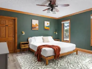 Lakefront, Indoor Pool+Hot Tub,  Sandy Beach+Dock+Kayak, Gameroom+Firepit