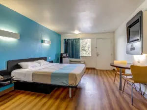 Motel 6 Waco, TX - Lacy Lakeview