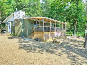 Waterfront Bull Shoals Lake Cabin w/ Deck + Views!