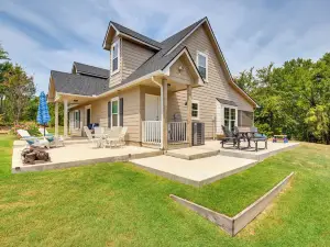 1/2 Mi to Lake Texoma: Home w/ Fire Pit & Grill!