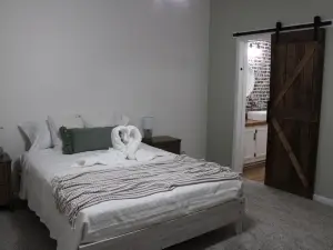 Quiet Family Friendly Home on Gravel Road --- 25 min from Lake Huron