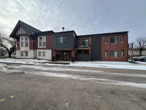 Modern Apartment in Carnegie Lofts--Pet Friendly!