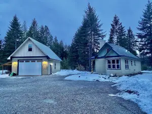 Close to Silverwood, Cozy Cottage Farm in the woods, RV parking, with open space