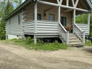 Log cabin~hiking, hunting, skiing, with direct snowmobile trail access.