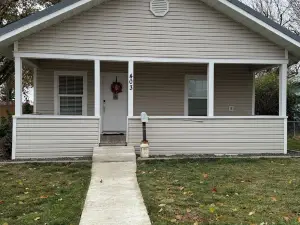 Cute & Cozy home walking distance  to downtown