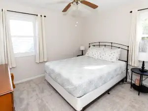 Private Community Near Main Street Activities - Charming Cozy Retreat
