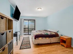 Cozy Condo with Shared Pool & Tennis, Fast WiFi, Private Deck & Gas Fireplace