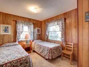 Oceanfront dog-friendly home w/washer/dryer, deck, balcony, outdoor pool, tennis
