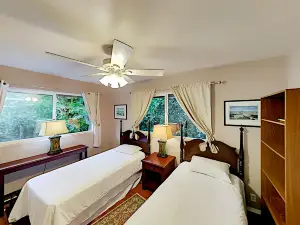 Updated Family Home w/Lanai, private washer & dryer, WiFi, enclosed yard