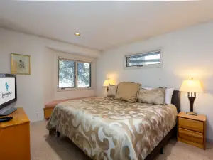 Charming Retreat with Hot Tub and Gas Fireplace - Cozy Family Haven