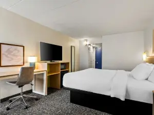 สปาร์ค บาย ฮิลตัน ไวท์วิลล์ ฮอลสตัน โร้ด ไอ 81