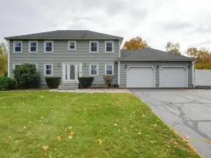 Spacious Oxford Home w/ Pool - 4 Mi to Lake!