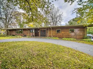 Fox River Grove Home: Pets Welcome!