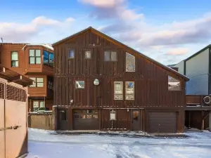 Comfort, Style, Short Walk to Town Park & Gondola 1 Bedroom Condo by RedAwning