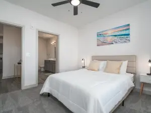Spacious Patio and Fast Wifi - Inviting Serene Retreat