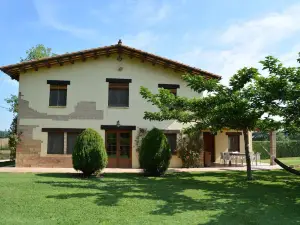 Lovely Holiday Home in Vilobí d'Onyar with Swimming Pool