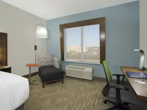 Holiday Inn Express & Suites Columbus North