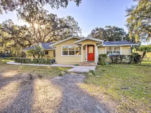 Chic Micanopy Getaway w/ Pool & Pool Table!