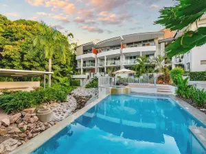 Walk to Strand and Ocean - Luxury Gregory Street Apartment