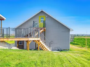 Colorful Sugar City Apartment ~ 4 Mi to BYU!