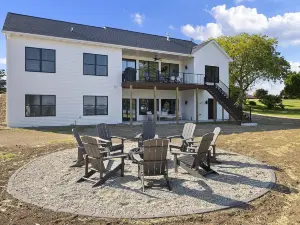 Luxury Lakefront Home! Family Retreat. Private Beach & Perfect for Entertaining!