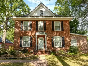 Nine Oaks Charming Retreat - Arcade Game Room - Hot Tub - Sleeps 10