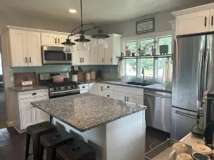 4bedroom, 3 bath Farmhouse, 12 min to Jay Cooke!