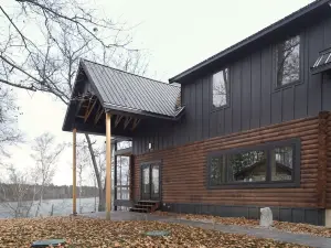 Bear Paw Cabin on the lake, with private water access, quiet getaway sleeps 10