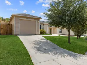 Tidy 2 Bedroom home Near Lackland AFB, Sea World