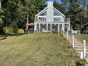 Relaxation and Fun Await at The Lakewood Lodge on Twin Lake
