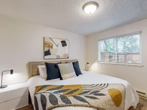 Dog-friendly apartment with bay views & balcony - walk to waterfront