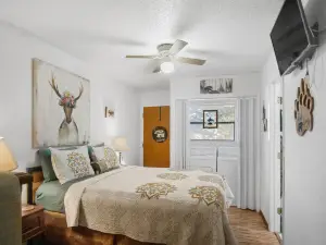 Eagle's Nest - Hot Tub, Deck & Prime Location 2 Bedroom Cabin