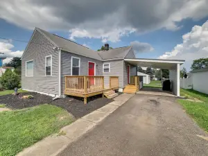 Deck & Patio: Inviting Abode in Natrona Heights!